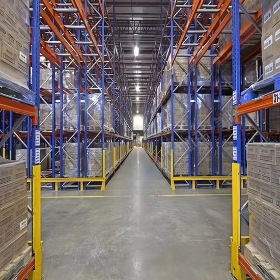 창고 보관 선반에 Dexion Van Pallet Drive 사용